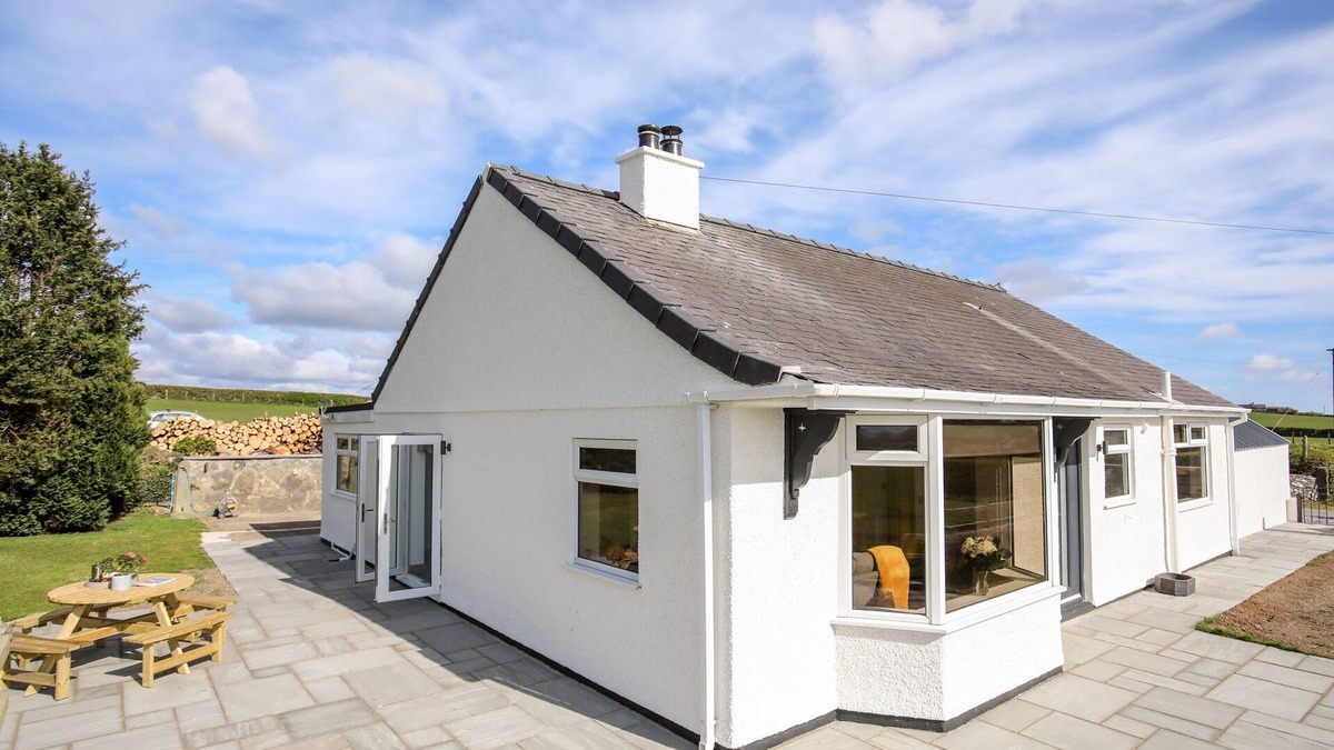 Llanfairpwllgwyngyll House | MYNYDD MWYN, family friendly, with hot tub in Llanfairpwllgwyngyll