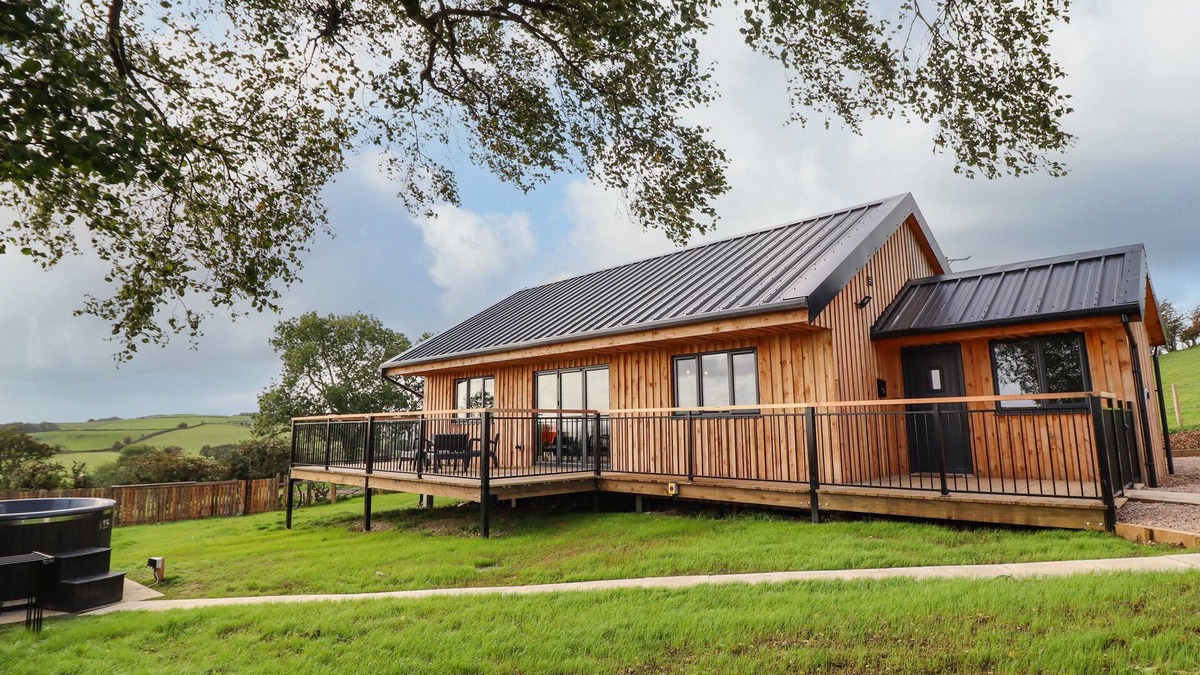 Llanfyllin Cottage | MYNYDD Y GLYN LODGE, pet friendly in Llanrhaeadr-Ym-Mochnant