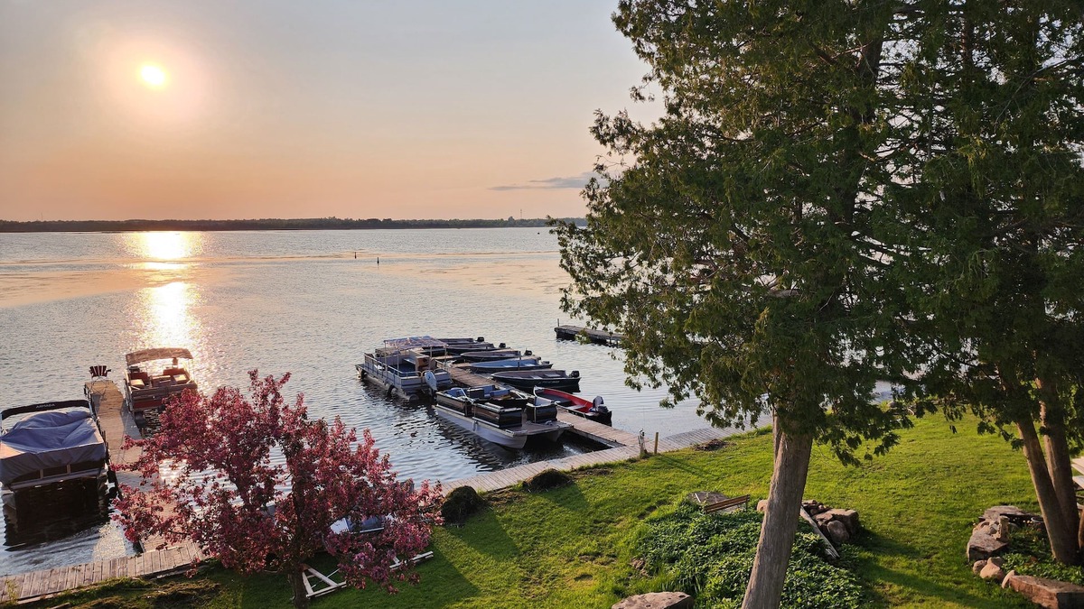 Lindsay Cottage | Myriad Fins Cottage and Marina