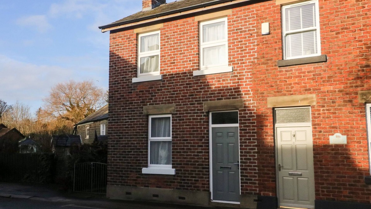Garstang Cottage | MYRTLE COTTAGE, with a garden in Garstang