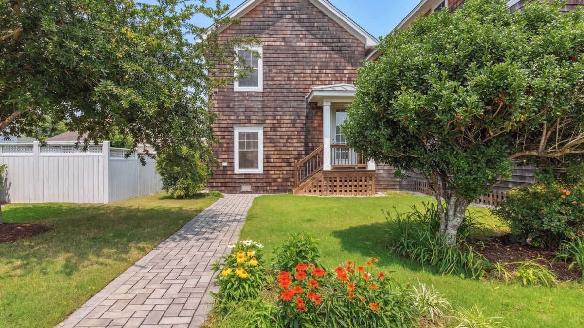 Historic Downtown Manteo Apartment | Myrtle's Retreat* Walk to Festival Park & Downtown