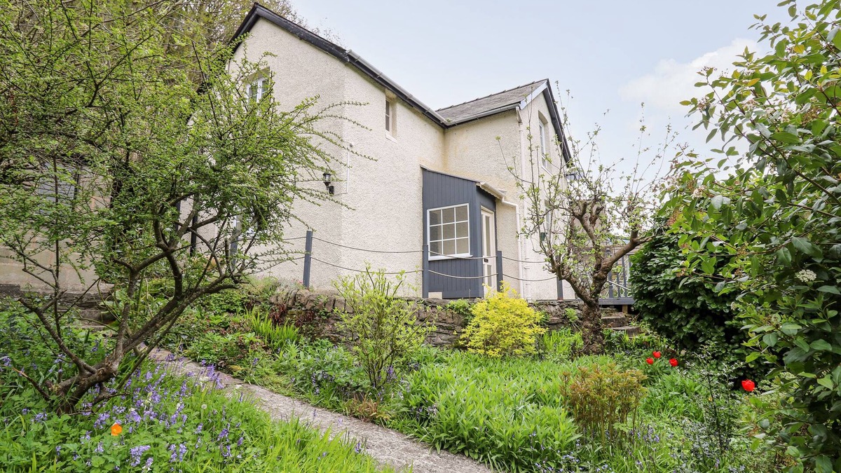 Knighton Cottage | MYRTLE VILLA, pet friendly, character holiday cottage in Knighton