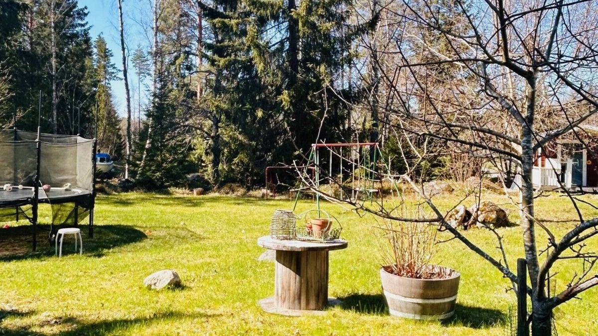 Sodersvik Cabin | Mysig Stuga i Västanvik. Härlig Altan i Bästa Solläge och Stor Barnvänlig Tomt