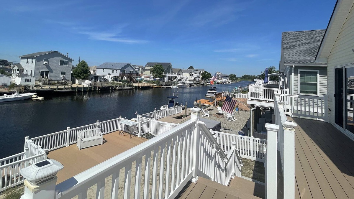 Mystic Island House | Mystic Island 3br 1.5ba paddle boards, water mat, floating dock & fun for all