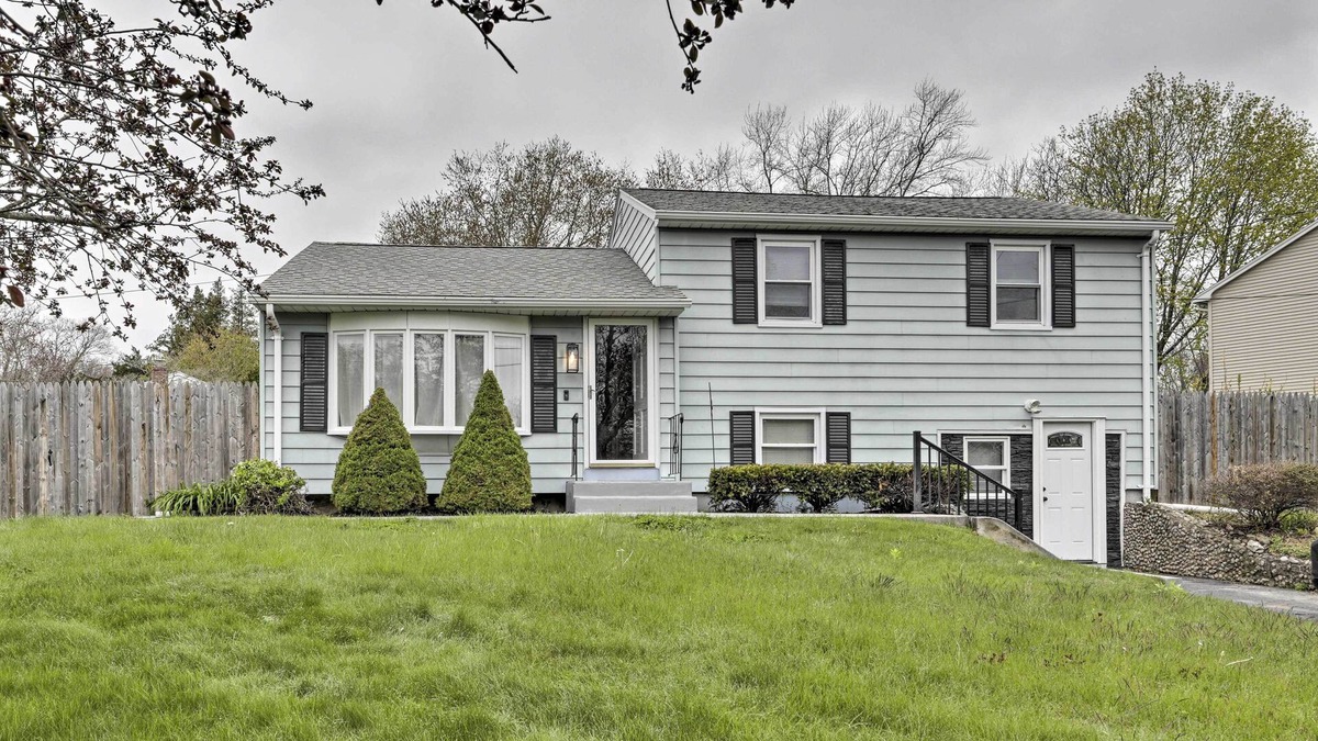 West Mystic House | Mystic House w/ Fenced Yard < 2 Mi to Dtwn!