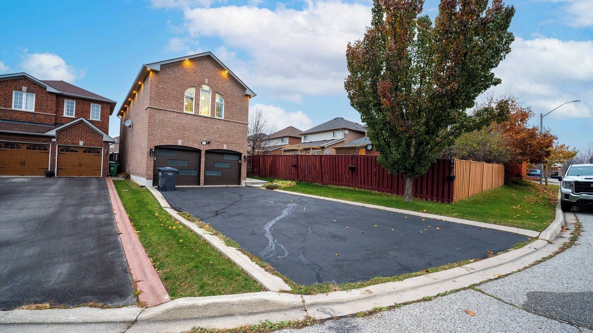 Lisgar House | Mystic Mansion in Mississauga (Greater Toronto) w/Party Rm Sleeps 10
