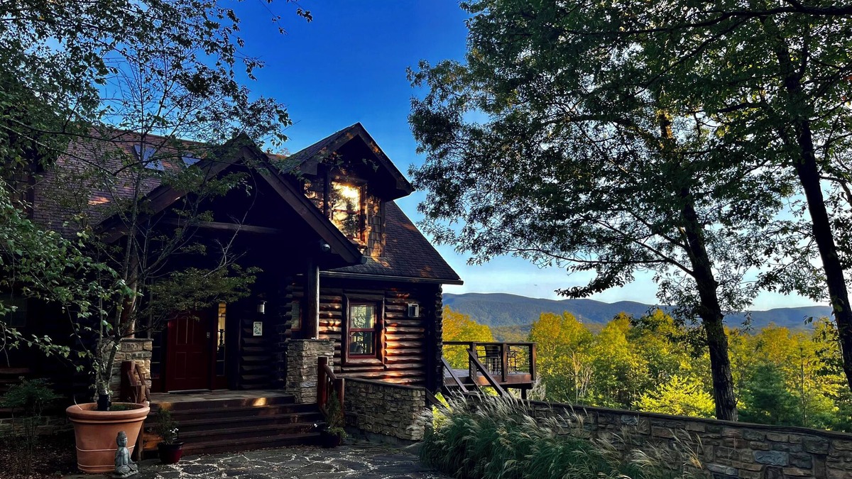 Bentonville Cabin | Mystic Pines log home in Shenandoah with hot tub and spectacular views!