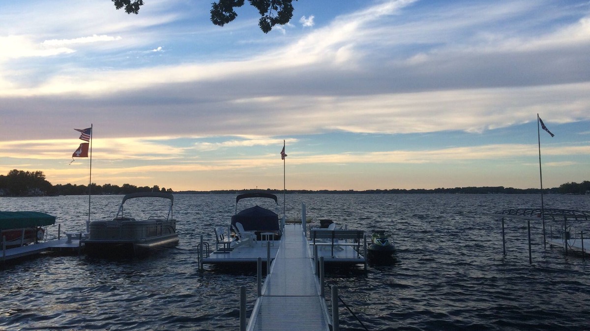 Syracuse House | n Lake Wawasee home directly on lake