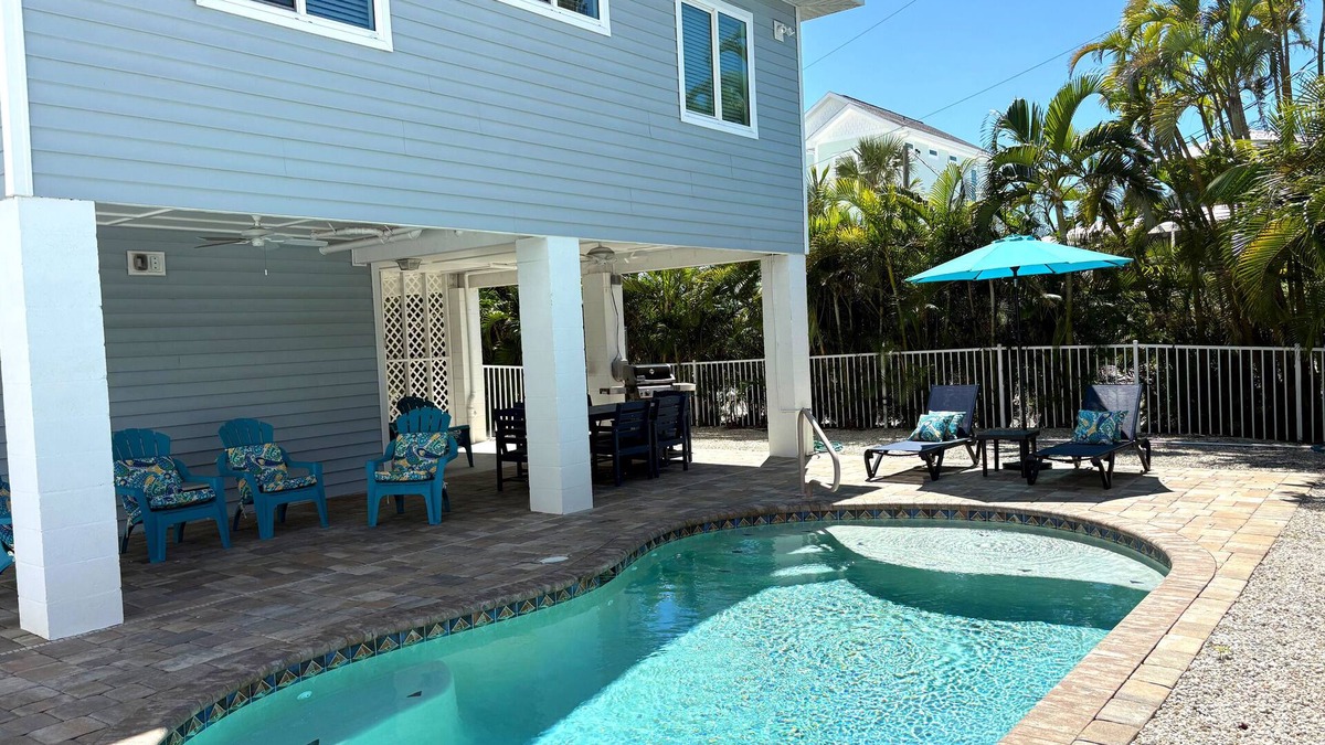 Mid Island House | n"Lazy Day" - Beach Paradise w/Pool, 2 min walk to beach! Pet friendly!