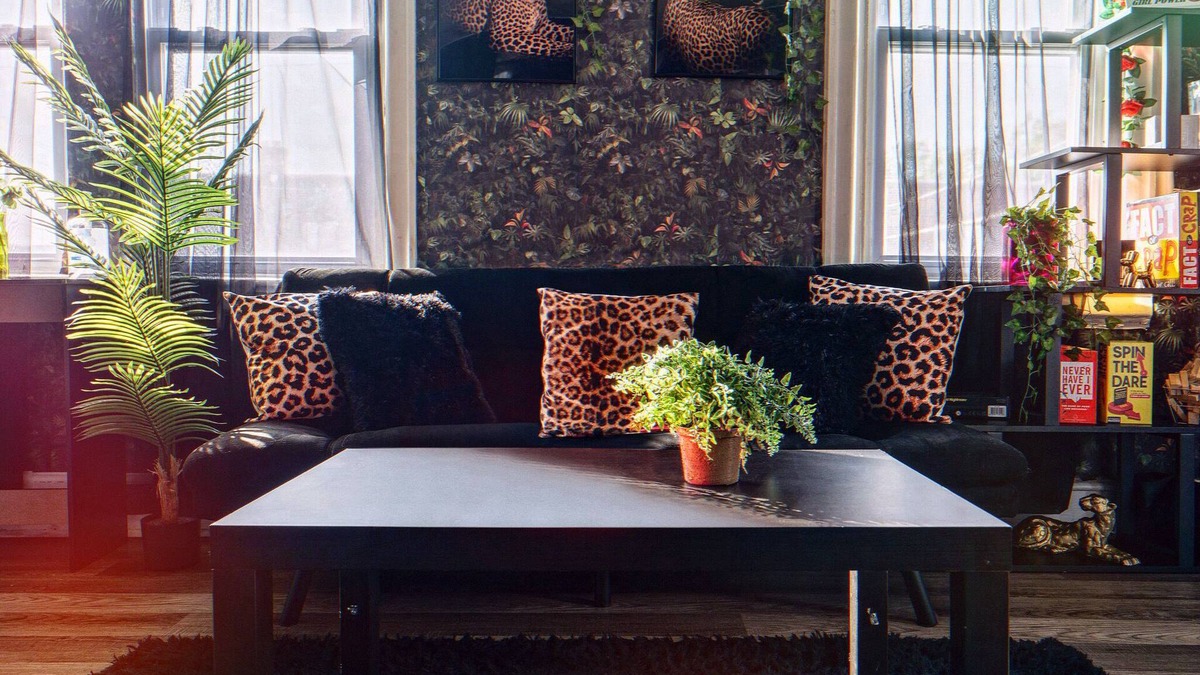 Delair Apartment | n"Philly’s Wild Romance Hideaway: Immerse in a Jungle of Passion"