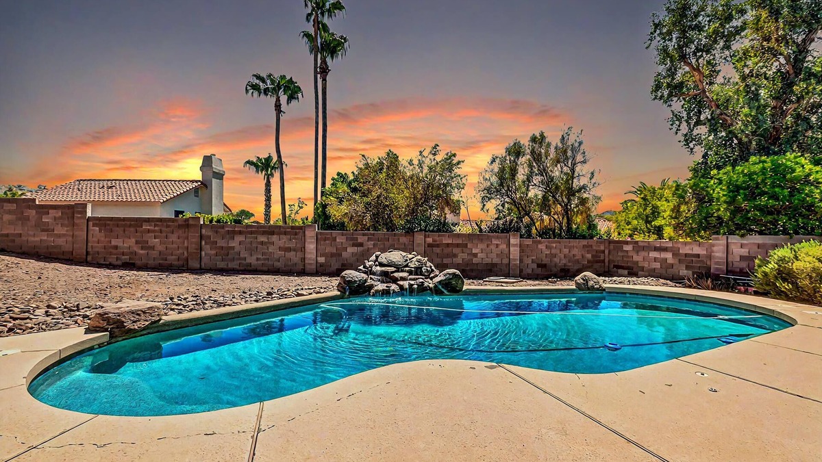 North Mountain House | N.PHX-2Suites-BestYard4Dogs-Duplex-Living area splits masterbeds private-shared