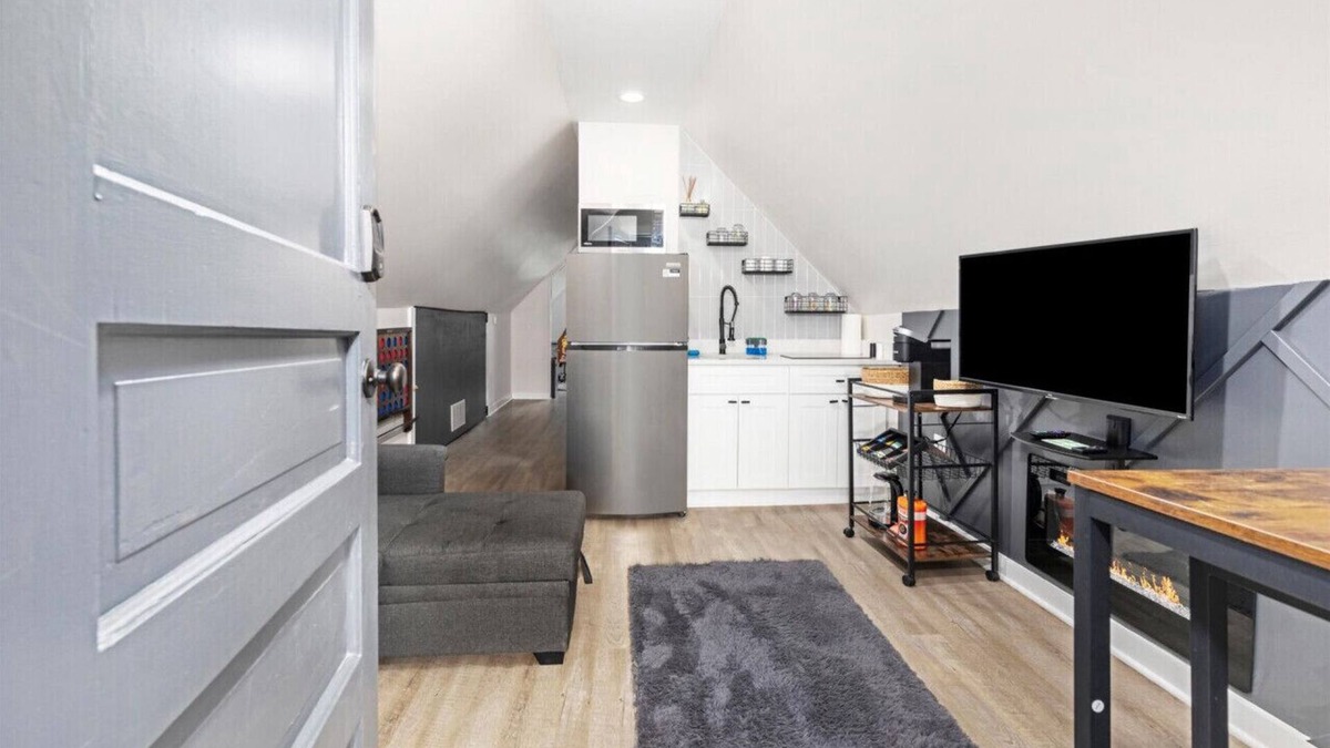 Logan Square Apartment | N Ridgeway · Logan Square Cozy Apartment - Games+Arcade - Patio