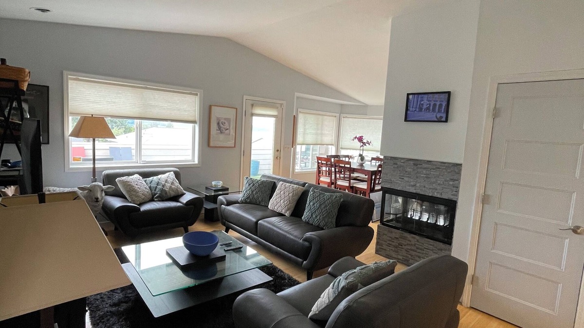 West End House | N TacomaPt Ruston 2bd. 2bath retreat w/EV charger, A/C & relaxing water views