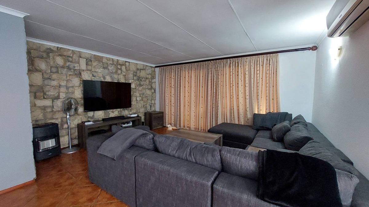 Greater Johannesburg Metropolitan Area House | n2 Private Bedrooms in 3 Bedroom House – Comfortable & Convenient