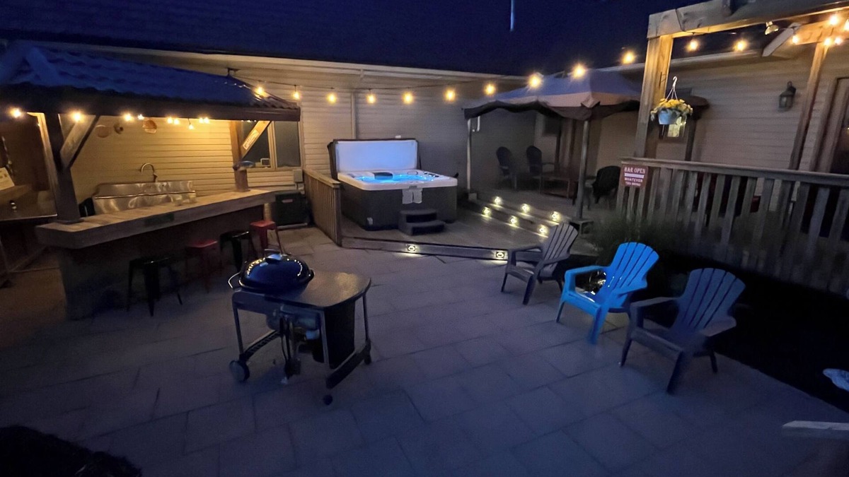 Thames Centre House | n5 Bedroom Private Villa! Heated Pool, HotTub, Fire Pit, Games Room!