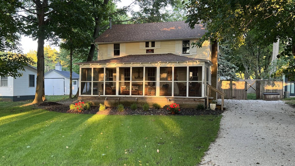 Douglas Cottage | nA historic Lakeshore Cottage across from Douglas Beach!