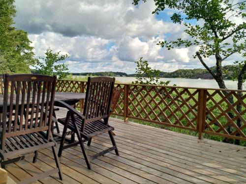 Naantali Ski Chalet | Naantalissa idyllinen, pieni merenrantamökki