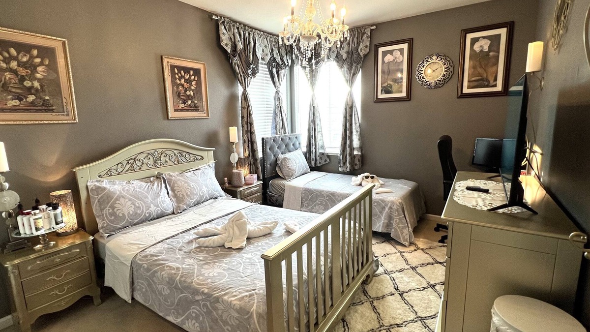 Tracy House | Nabor(8) lovely comfy suite with 2 beds quite safe with private bathroom