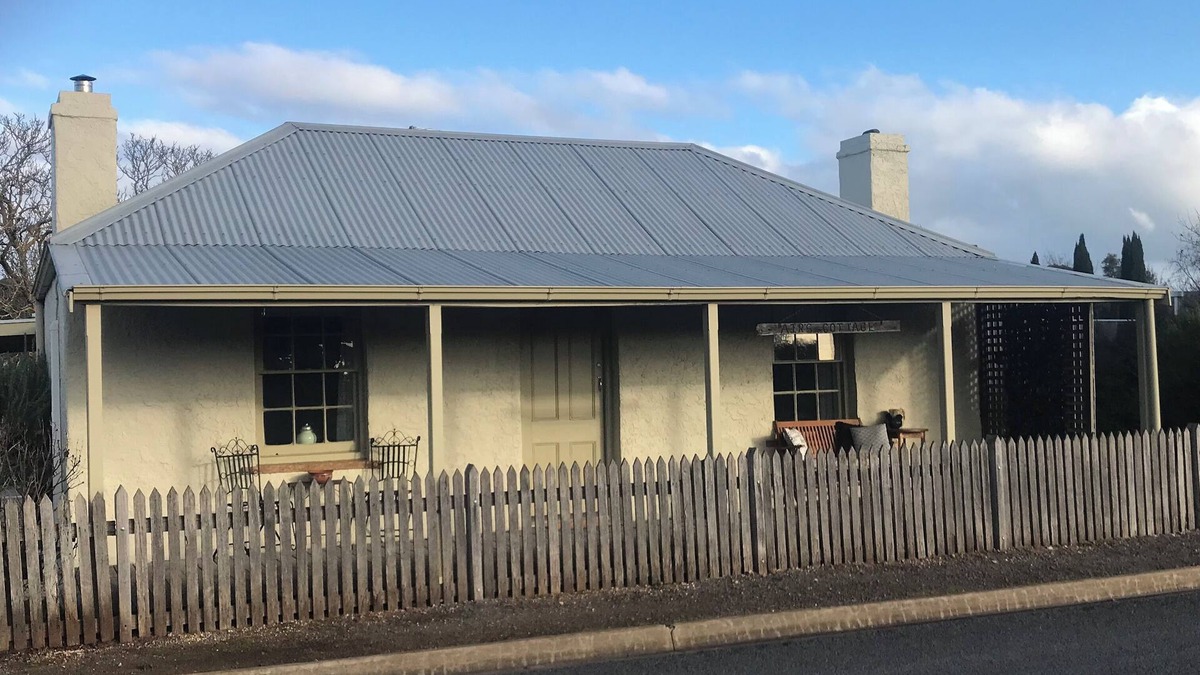 Penola Cottage | nAir's Cottage Penola: Delightful colonial stone cottage, WiFi fire AC Spa BBQ