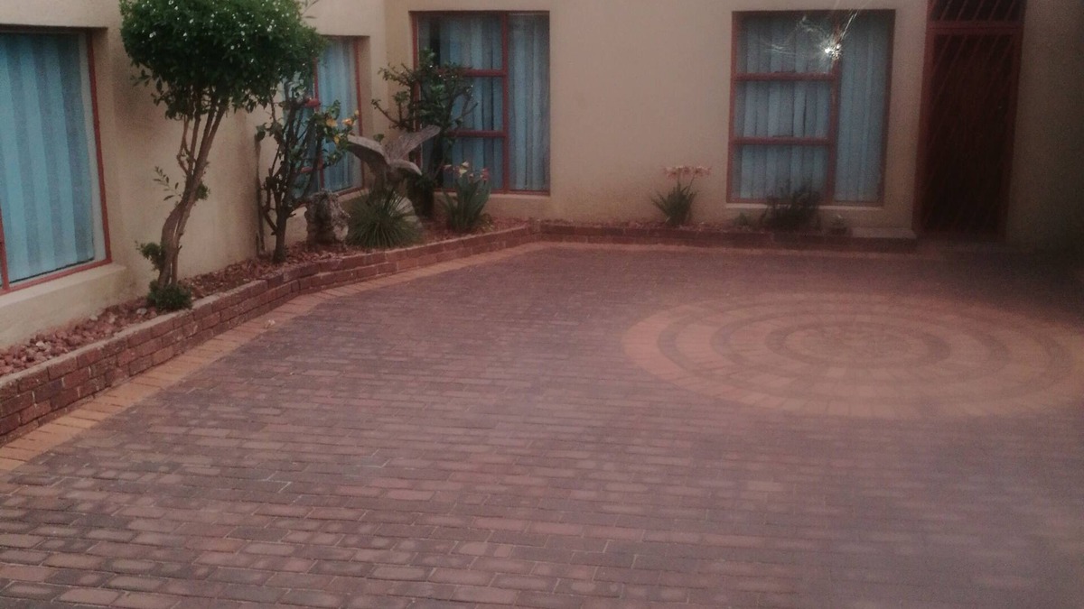 Primrose Cottage | Naisar Apartments/Holiday Home in Johannesburg near O .R. Tambo Airport