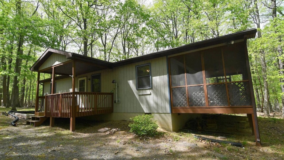 Great Cacapon Cabin | Namba Cabin - River Access | Pet Friendly | Grill | Wifi |Screen Porch