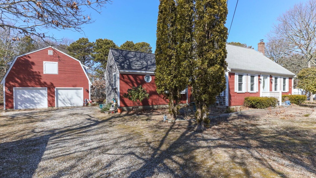 North Eastham House | Nana & Baba’s Clamshack: 4-bedroom, Cozy Eastham Home Right Near Beach