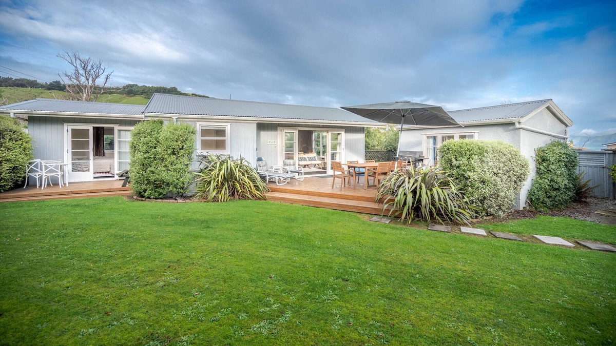 Duvauchelle House | Nana's Bach - Duvauchelle Holiday Home
