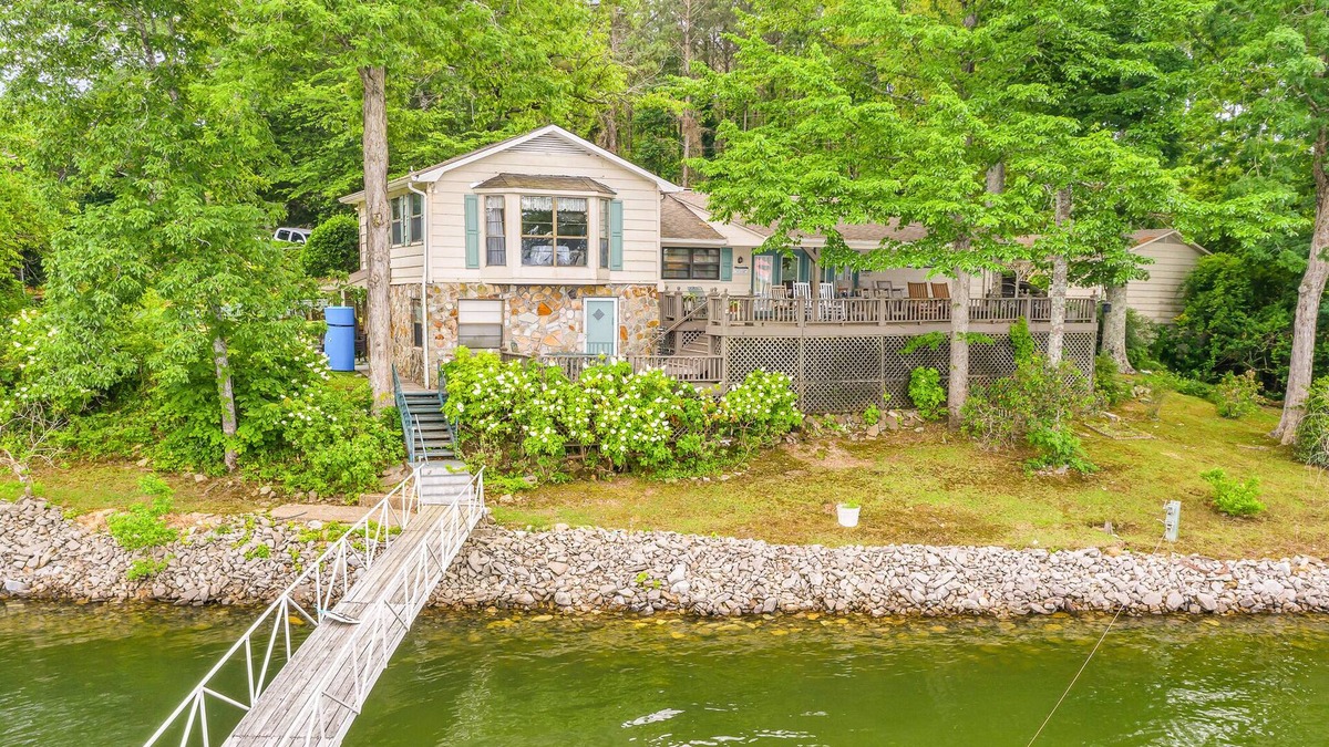 Jasper House | Nana's Lakehouse: 3 BR, 3 BA in Jasper, Sleeps 10