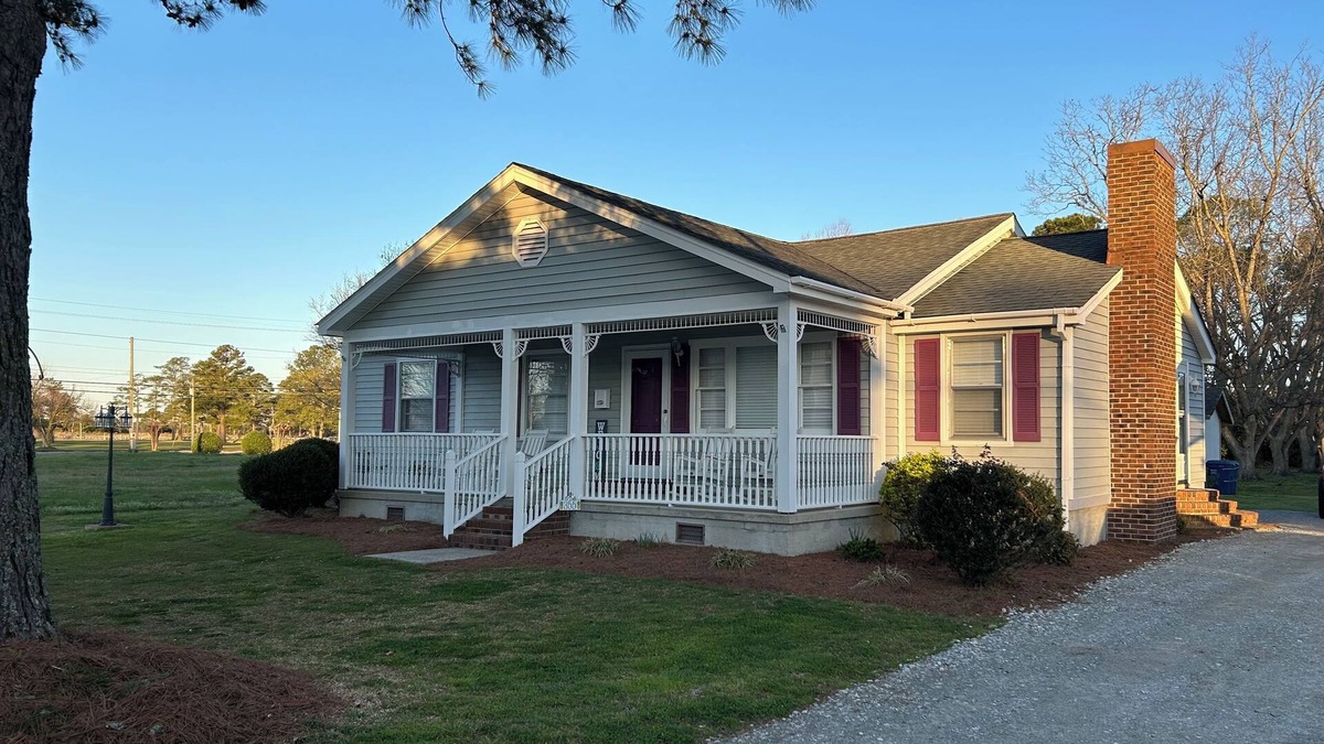 Belhaven Cottage | Nana’s Charming 4-bedroom cottage in serene Belhaven close to all amenities.