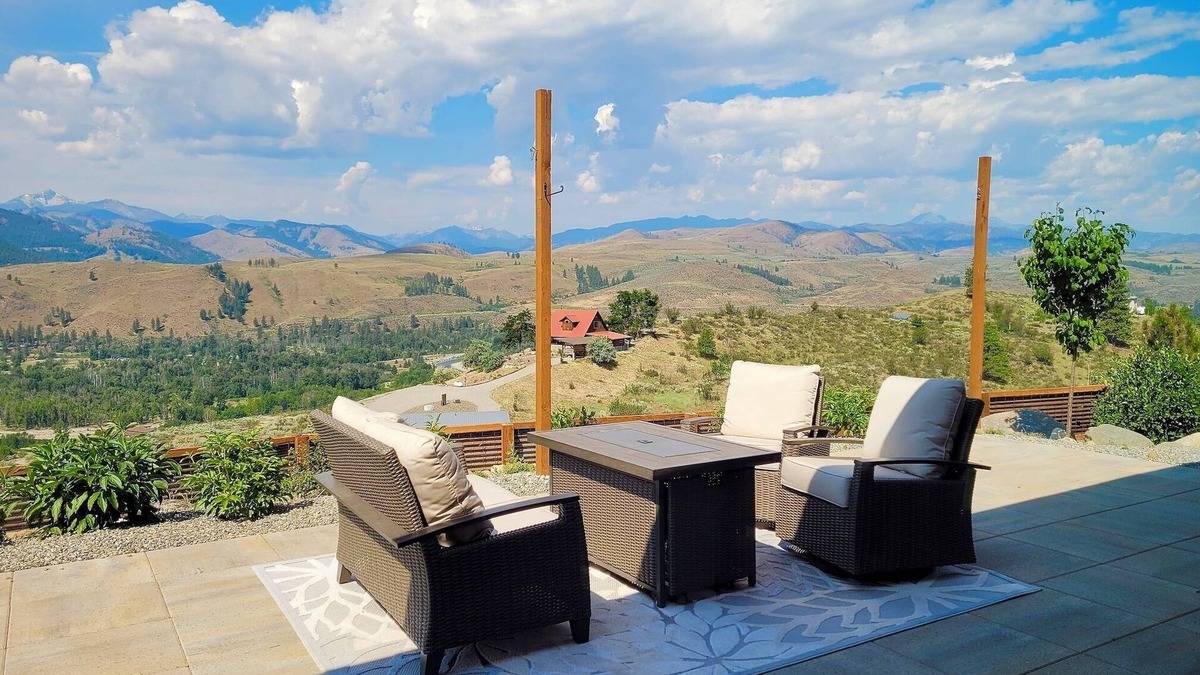 Twisp House | Nanasu-Set on 20 acres with Outstanding Views of the Methow!