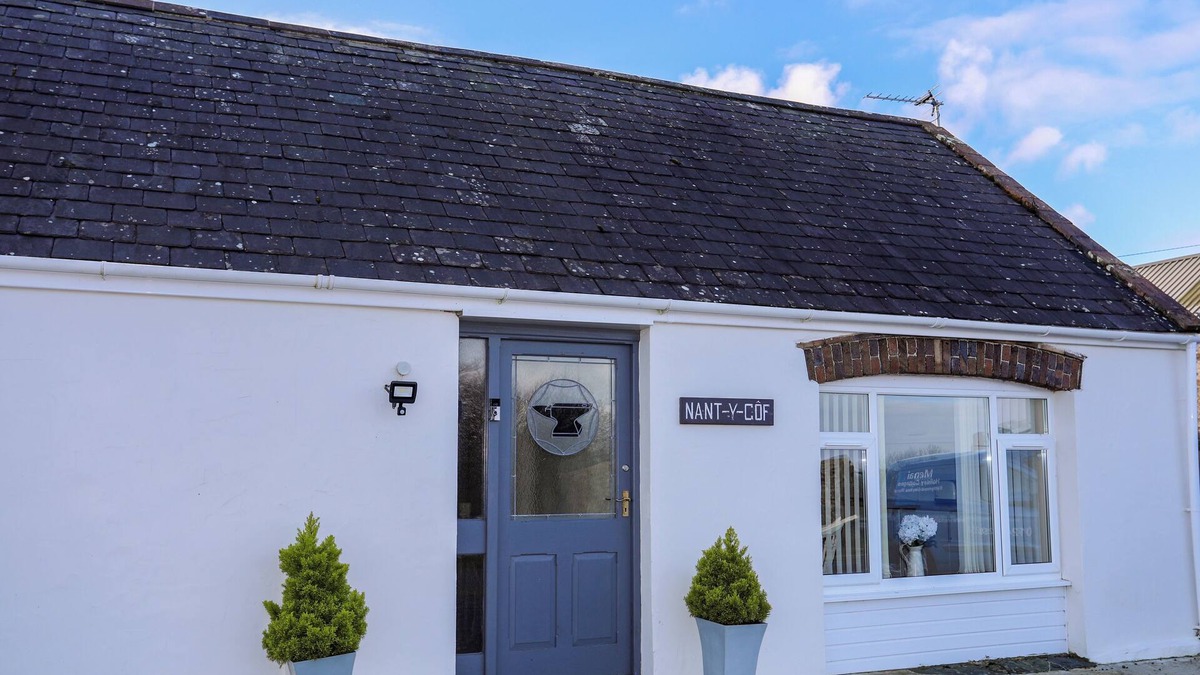 Cylch-Y-Garn Cottage | NANT Y GOF, pet friendly, character holiday cottage in Cemaes Bay