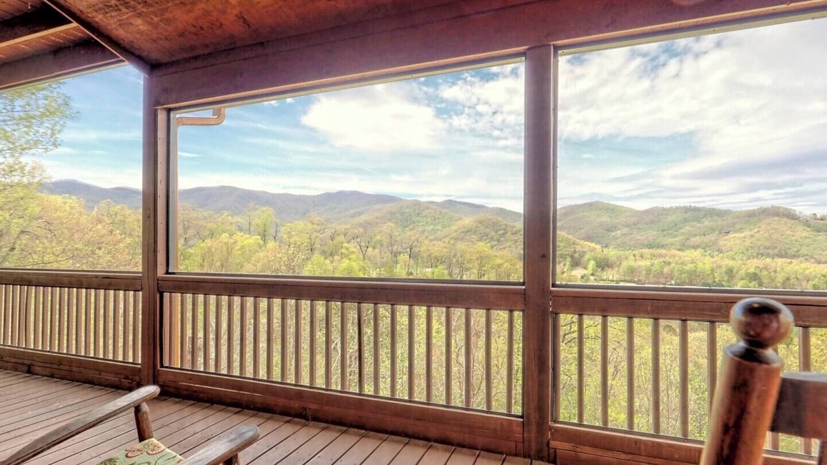 Hayesville Cabin | Nantahala Treehouse - by Chatuge Home Concierge, Mountian view, deck fire pit