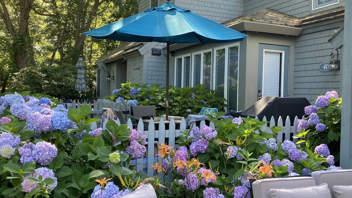 Mashpee Cottage | Nantucket Style Cottage Steps from Private Beach