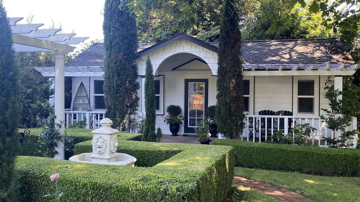 North Juanita Cottage | Nantucket Style Guest Cottage perfectly located near Juanita Beach in Kirkland!
