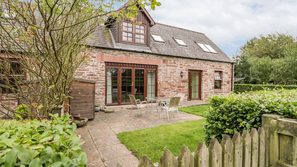Kirriemuir Cottage | NANTUSI COTTAGE, pet friendly, with a garden in Kirriemuir
