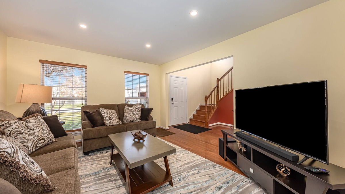 Naperville House | Naperville FHS Rental - Skylane Dr
