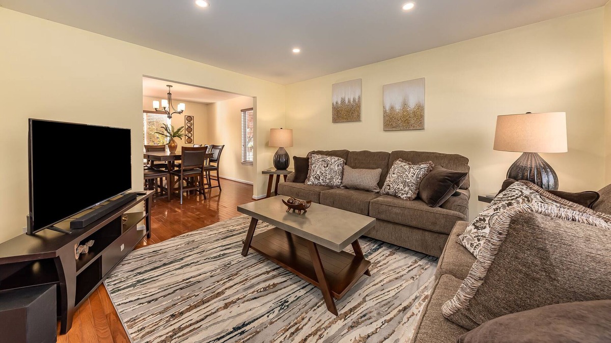 Naperville House | Naperville FHS Rental - Skylane Dr