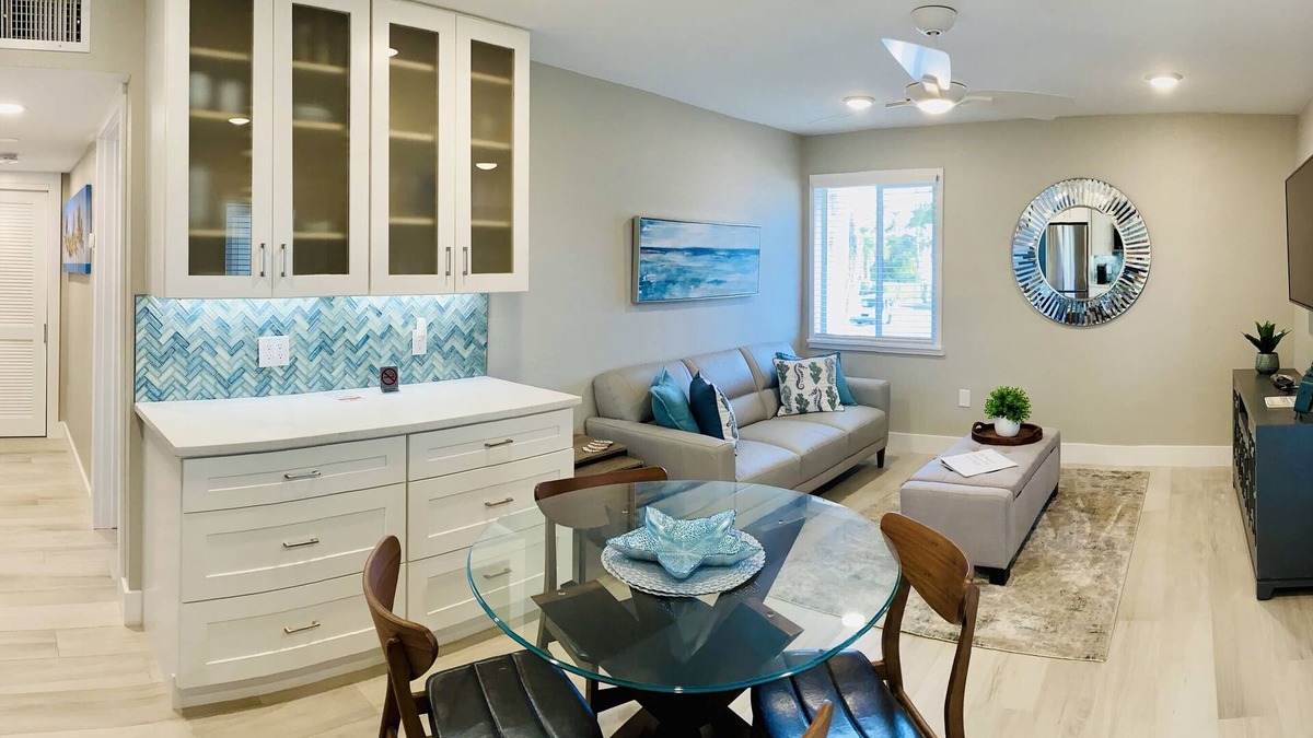 Old Naples Condo | Naples ~ Perfect Location On 5th Avenue ~ 1.5 Block From Beach, Dining, Shopping