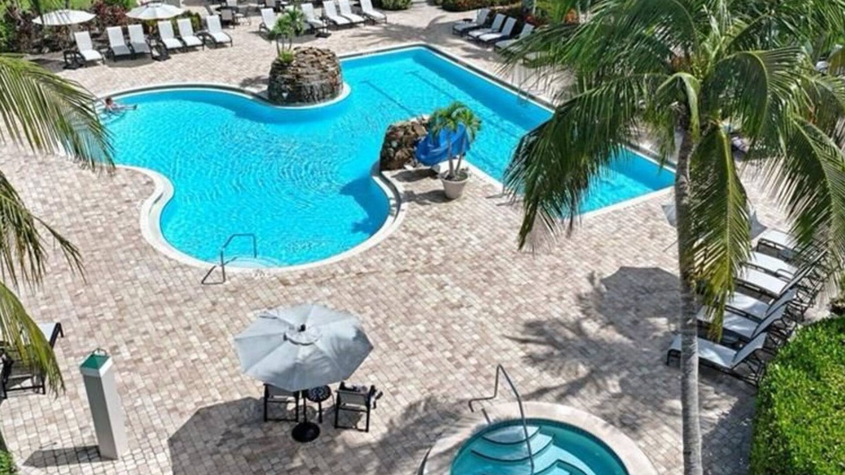 Naples Resort | NAPLES RESORT 2BDRM 2BTH +Den POOL GOLF CLUB AMENITIES 5TH AVENUE BEACH