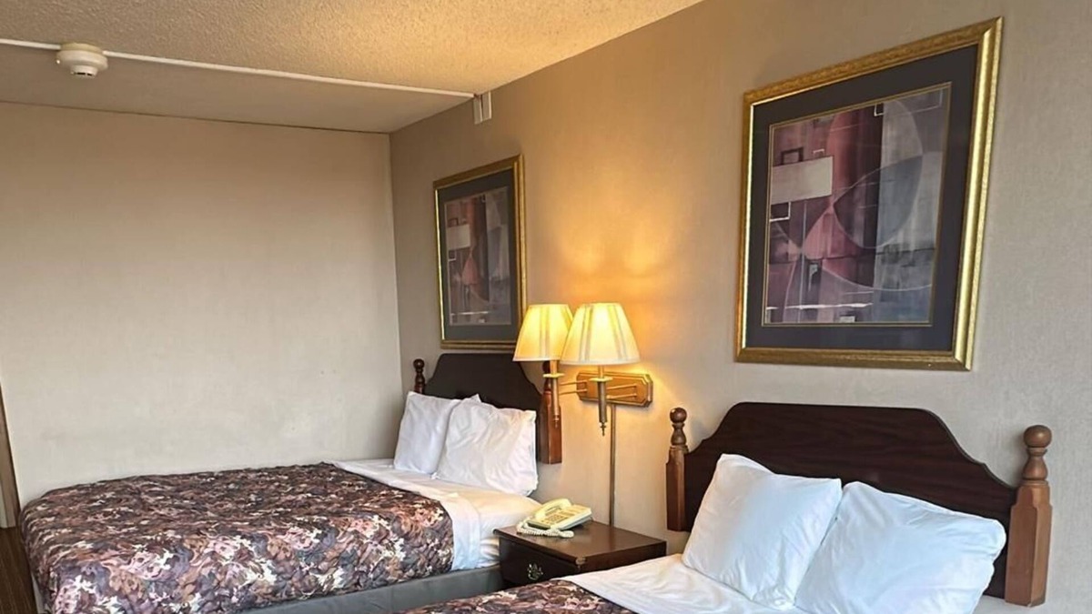 Napoleon Hotel | Napoleon Inn & Suits