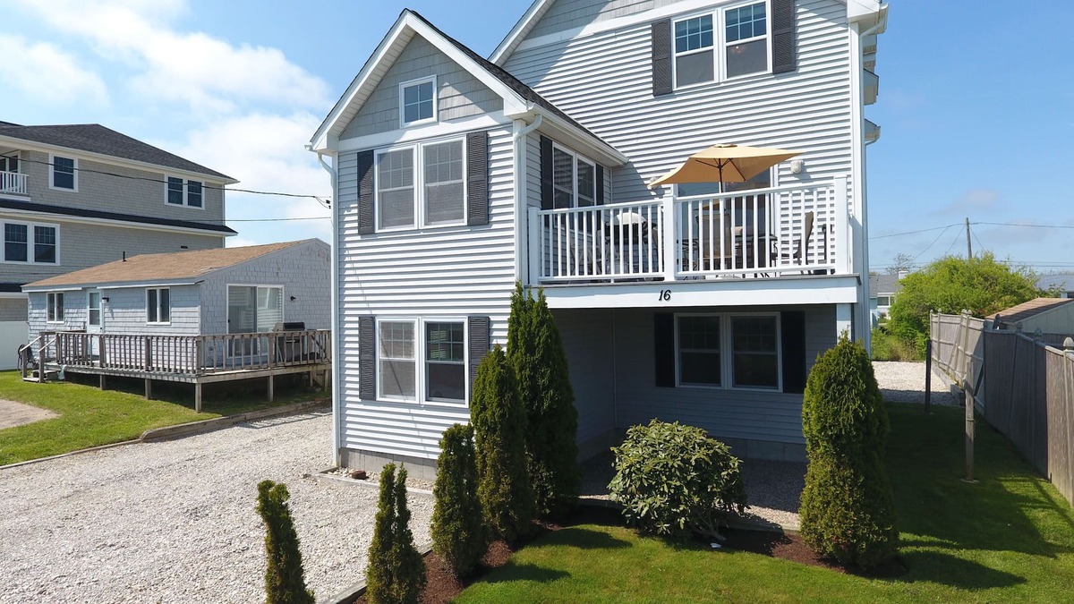 Point Judith House | Narragansett/Point Judith Summer Rental Beach House. Great Location! Sleeps 12