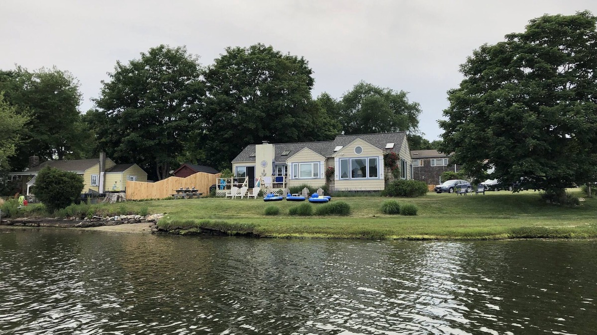 South Kingstown Cottage | Narrow River Waterfront! Kayaks Fall getaways Oct&Nov wk/wknds! Monthly winter!