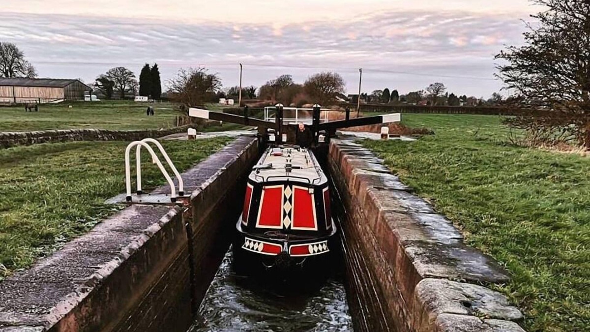 Middlewich Boat Rental | Narrowboat - Sleeps 2 - Casanova