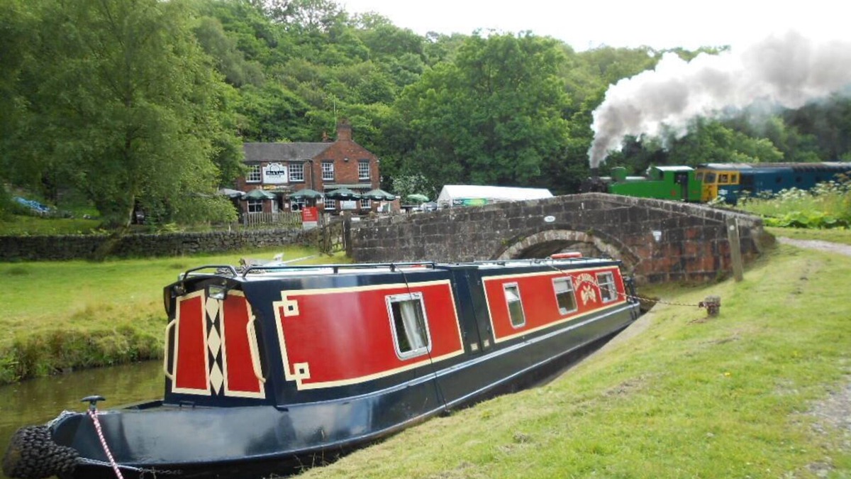 Middlewich Boat Rental | Narrowboat - Sleeps 6 - Columbina