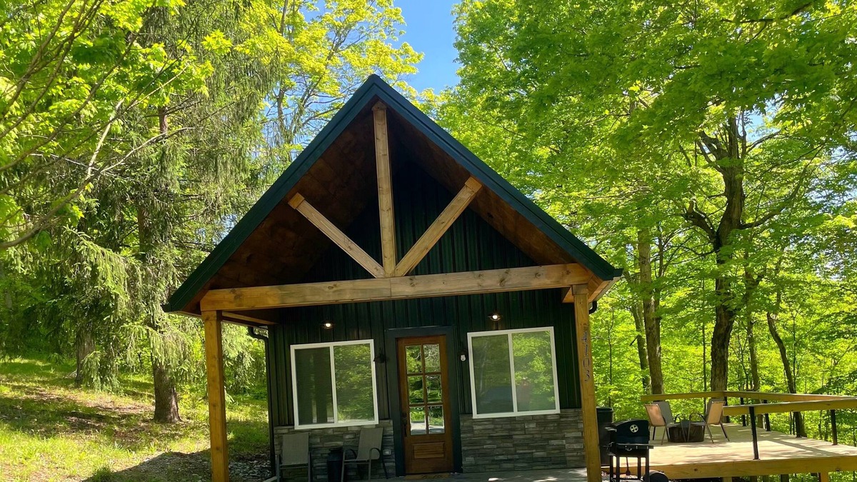 Clarkson Cabin | Nash’s cabin in Leitchfield that is Pet Friendly, WIFI, w/Creek.