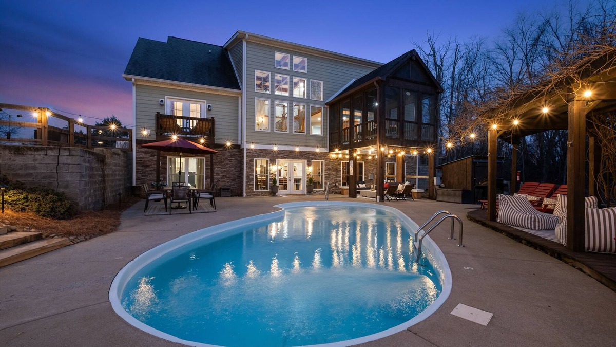 Joelton House | Nashville Best Large Group Retreat– Pool/Hot Tub/Theatre/Karaoke/Gym +