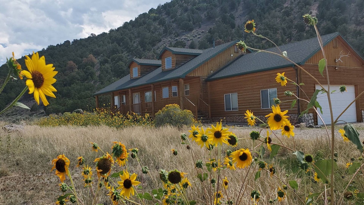 Parowan Cabin | National Park Central | Cozy Cabin Adventure Base | Fire Pit and Deck