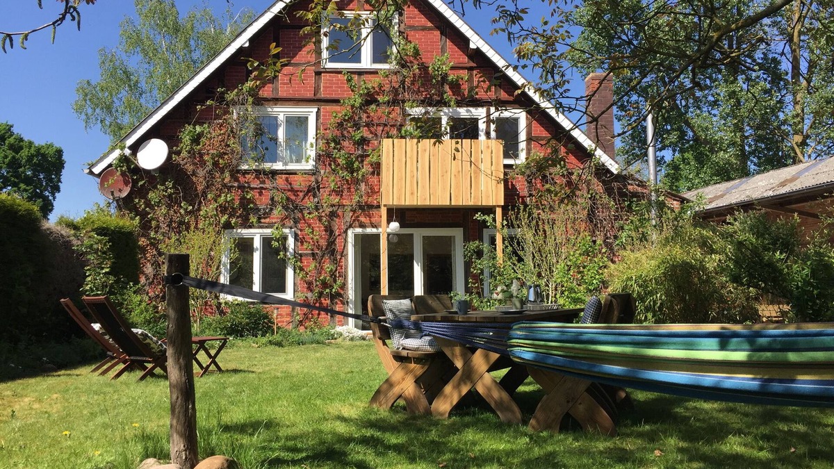 Waddeweitz Apartment | Natural ∙ idyllic ∙ at ground level on 82 m² - private garden - two wood-burning stoves