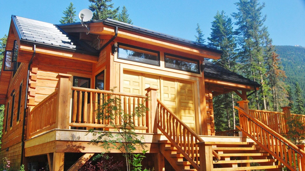 Mount Robson Cabin | Natural Log Lodge in Mt. Robson Park Near Jasper National Park, Alberta