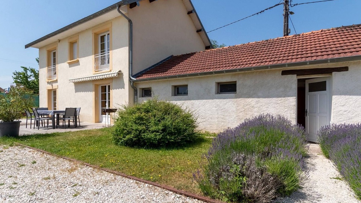 Jussey Cottage | Nature cottage by the Saône, perfect for anglers, pets allowed